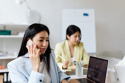 Guide pour choisir un chargé de communication compétent